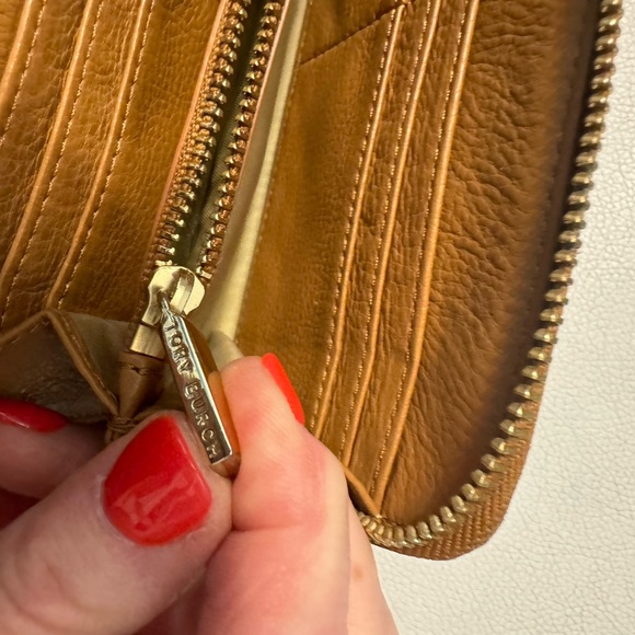 TORY BURCH WALLET BAG ZIP AROUND BROWN PEBBLED LEATHER GOLD HARDWARE - Picture 9 of 9